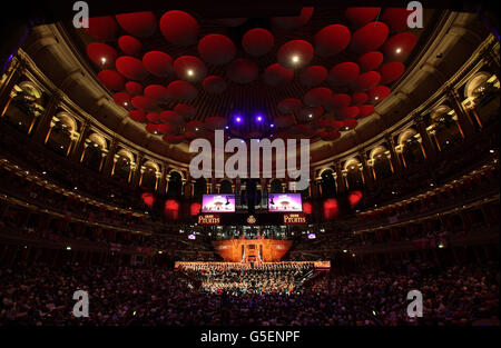 Une vue générale du Royal Albert Hall, pendant la BBC dernière nuit des Proms 2012. Banque D'Images