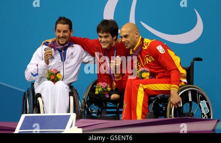 Gustavo Sanchez Martinez (au centre) du Mexique avec sa médaille d'or, aux côtés de David Smetanine (à gauche) de France avec son argent et Richard Oribe d'Espagne avec son bronze pour le Freestyle masculin de 200 m - finale du S4 au Centre aquatique de Londres. Banque D'Images