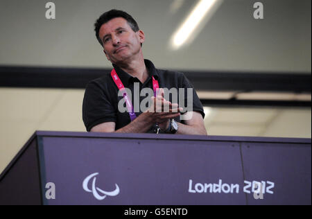 Lord Sebastian COE observe la dernière nuit de l'athlétisme au stade olympique, au Parc olympique, pendant les Jeux paralympiques de Londres. Banque D'Images