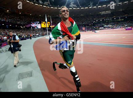 Oscar Pistorius, en Afrique du Sud, célèbre la victoire du 400m T44 masculin au stade olympique de Londres. Banque D'Images