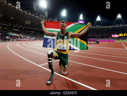 Oscar Pistorius, en Afrique du Sud, célèbre la victoire du 400m T44 masculin au stade olympique de Londres. Banque D'Images