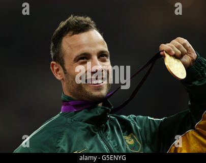 Oscar Pistorius, d'Afrique du Sud, célèbre avec sa médaille d'or après avoir remporté la finale masculine du T44 400m au stade olympique de Londres. Banque D'Images