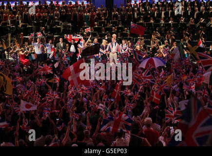 Le public fait des drapeaux en tant qu'athlètes médaillés de Team GB rejoindre la scène au Royal Albert Hall, pendant la finale à la BBC dernière nuit des Proms 2012. Banque D'Images