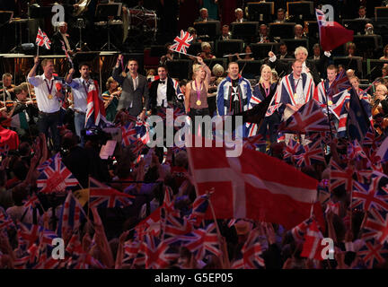 Le public fait des drapeaux en tant qu'athlètes médaillés de Team GB rejoindre la scène au Royal Albert Hall, pendant la finale à la BBC dernière nuit des Proms 2012. Banque D'Images