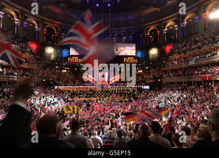 BBC dernière nuit des Proms.Le public agite des drapeaux au Royal Albert Hall, lors de la finale à la BBC dernière nuit des Proms 2012. Banque D'Images