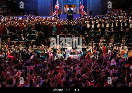 Le choeur interprète le geste 'MoBot' de Mo Farah alors que Jiri Belohlavek dirige l'orchestre au Royal Albert Hall, pendant la finale à la BBC dernière nuit des Proms 2012. Banque D'Images