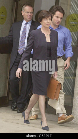 Lord Archer (retour), Lady Archer et leur fils William quittent le Old Bailey, dans le centre de Londres. Archer, 61 ans, et son ancien ami Ted Francis, producteur de télévision à la retraite, 67 ans, en sont aux dernières étapes de leur procès de cinq semaines pour malhonnêteté par rapport au procès de diffamation d'Archer en 1987. * il nie six accusations de pervertir le cours de la justice, de parjure et d'utiliser un journal comme instrument faux. Ted Francis, 67 ans, nie une accusation d'avoir perverti le cours de la justice en lui fournissant un faux alibi. Banque D'Images