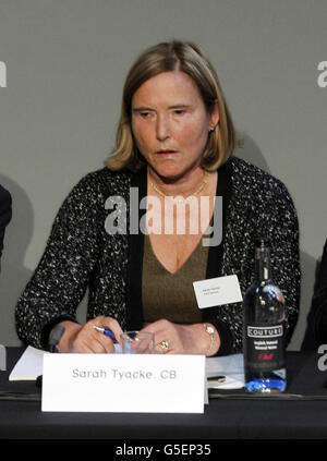 Sarah Tyacke, membre du Groupe indépendant de Hillsborough, lors d'une conférence de presse à la cathédrale anglicane de Liverpool après la publication de documents inédits sur la catastrophe de Hillsborough. Banque D'Images