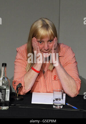 Margaret Aspinall, membre du Groupe de soutien à la famille de Hillsborough, mère de James Aspinall, victime de Hillsborough, lors d'une conférence de presse à la cathédrale anglicane de Liverpool après la publication d'articles inédits sur la catastrophe de Hillsborough. Banque D'Images