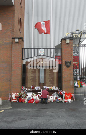 Hommages floraux laissés devant le mémorial de Hillsborough devant le stade Anfield, la maison du club de football de Liverpool après la publication de journaux inédits sur le désastre de Hillsborough. Banque D'Images