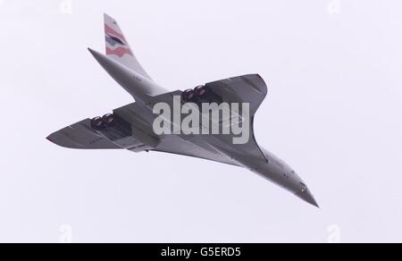 Un Concorde de British Airways prend son envol d'essai depuis l'aéroport Heathrow de Londres. Le vol de vérification, qui devrait prendre l'avion au-dessus de l'Atlantique où il atteindra deux fois la vitesse du son, devrait se terminer par un atterrissage à RAF Brize Norton dans l'Oxfordshire, Et devrait ouvrir la voie à un retour au service passagers des concordances de BA et d'Air France plus tard cette année. Banque D'Images