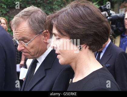 Lord Archer et sa femme Mary quittent le crématorium de Cambridge à Madingley pour entrer dans une camionnette de prison, après les funérailles de sa mère, Lola Hayne. Lola Hayne est décédée il y a 11 jours alors que le procès Archer à Old Bailey se concluait. * la nouvelle de l'aggravation de l'état de sa mère a été donnée à Archer pendant son procès et le pair a été autorisé à aller à son chevet à sa maison de soins à Saffron Walden, Essex. Mme Hayne est décédée à l'âge de 87 ans. Banque D'Images