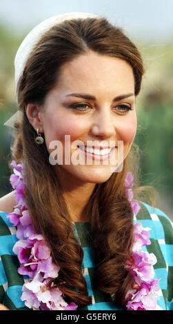 La duchesse de Cambridge arrive à l'aéroport Henderson, à Honiara, dans les îles Salomon, lors de la visite royale de neuf jours de l'extrême-Orient et du Pacifique Sud en l'honneur du Jubilé de diamant de la Reine. Banque D'Images