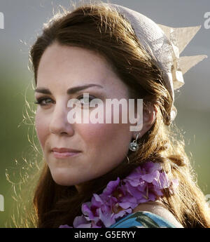 La duchesse de Cambridge arrive à l'aéroport Henderson, à Honiara, dans les îles Salomon, lors de la visite royale de neuf jours de l'extrême-Orient et du Pacifique Sud en l'honneur du Jubilé de diamant de la Reine. Banque D'Images