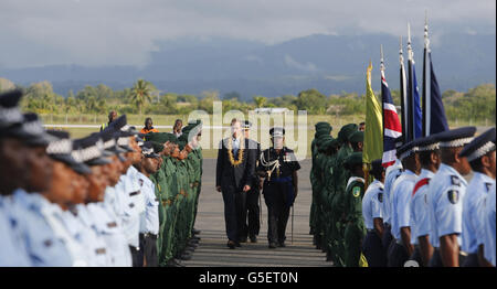 Le duc de Cambridge inspecte la garde d'honneur lorsqu'il arrive à l'aéroport Henderson, à Honiara, dans les îles Salomon, au cours de la visite royale de neuf jours de l'extrême-Orient et du Pacifique Sud en l'honneur du Jubilé de diamant de la Reine. Banque D'Images