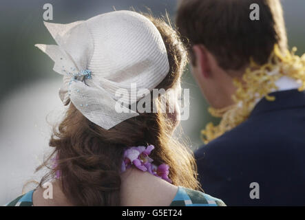 Le chapeau porté par la duchesse de Cambridge lorsqu'elle arrive à l'aéroport Henderson, à Honiara, dans les îles Salomon, lors de la visite royale de neuf jours de l'extrême-Orient et du Pacifique Sud en l'honneur du Jubilé de diamant de la Reine. Banque D'Images