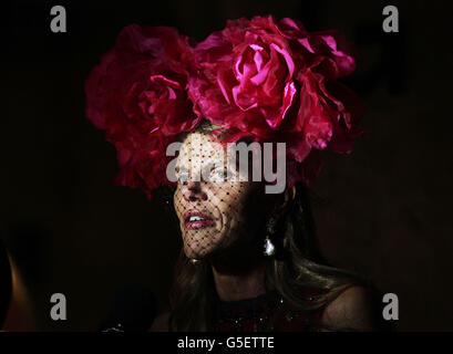 Anna Dello Russo, rédactrice en chef et consultante créative pour Vogue Japan, a assisté au spectacle Jonathan Saunders de la semaine de la mode de Londres du printemps/été 2013, à Tate Modern à Londres. Banque D'Images