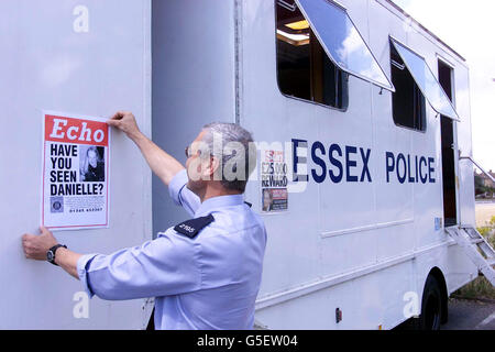 Le PC Laurie Rampling épingle un avis d'appel sur le côté d'une salle d'incident mobile dans East Tilbury Essex où la police fera appel pour obtenir des informations sur Danielle Jones manquante. *...Danielle est absente depuis le 18 juin 2001, elle est disparue après avoir quitté sa maison à East Tilbury pour aller à l'école. Banque D'Images