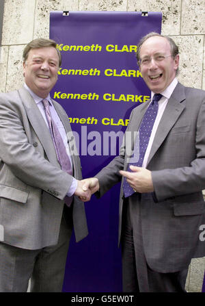 Kenneth Clarke (L), le candidat à la direction des Conservateurs, souhaite la bienvenue à l’ancien secrétaire aux Affaires étrangères Sir Malcolm Rifkind, qui a approuvé sa candidature pour devenir le prochain chef du Parti conservateur en dehors de son bureau de campagne dans le centre de Londres. * Sir Malcolm avait initialement soutenu le président du parti Michael Ancram - qui a maintenant rejoint le camp du rival de M. Clarke Iain Duncan Smith - mais a déclaré que l'ancien chancelier était maintenant le seul candidat ayant la stature nationale à donner aux conservateurs une chance de gagner les prochaines élections. Banque D'Images