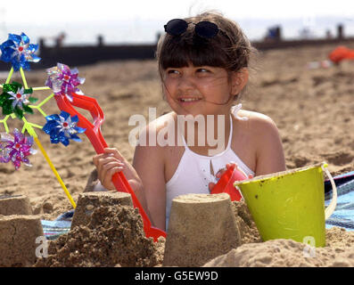 Alice Maddocks, 8 ans, de Hanging Heaton, dans le West Yorkshire, qui souffre d'anémie aplasique, profite de la plage en vacances à Hornsea, dans le East Yorkshire. Le premier ministre Tony Blair a promis d'augmenter le nombre de donneurs de moelle osseuse de 40,000 000 supplémentaires par an. * ... après la mère d'Alice Carole, 34 ans, a été invitée à Downing Street après le défier à la télévision pour aider sa fille désespérément malade. Alice, qui a déjà reçu 25 transfusions sanguines, pourrait subir une défaillance d'organe ou des lésions cérébrales à moins qu'une correspondance de 100 pour cent ne soit trouvée. Banque D'Images