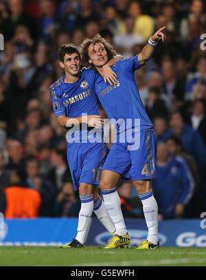 L'Emboaba Oscar de Chelsea (à gauche) célèbre après avoir obtenu son score avec le coéquipier David Luiz (à droite) lors du match du groupe E de l'UEFA Champions League à Stamford Bridge, Londres. Banque D'Images