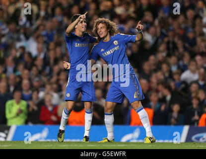 L'Emboaba Oscar de Chelsea (à gauche) célèbre après avoir obtenu son score avec le coéquipier David Luiz (à droite) lors du match du groupe E de l'UEFA Champions League à Stamford Bridge, Londres. Banque D'Images