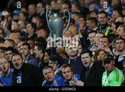 Football - Ligue des champions de l'UEFA - Groupe E - Chelsea / Juventus - Stamford Bridge. Les fans de Chelsea tiennent un trophée dans les tribunes Banque D'Images