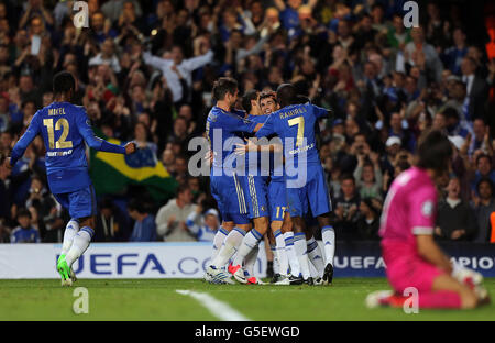Emboaba Oscar de Chelsea (2e à droite) célèbre avec ses coéquipiers après avoir remporté le score du gardien de but Juventus Gianluigi Buffon (à droite) lors du match de l'UEFA Champions League, Groupe E, au Stamford Bridge, Londres. Banque D'Images