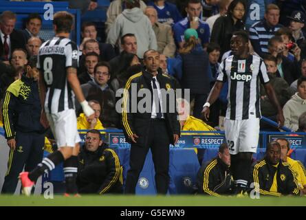 Roberto Di Matteo, le directeur de Chelsea, sur la ligne de contact lors du match du groupe E de la Ligue des champions de l'UEFA à Stamford Bridge, Londres. Banque D'Images