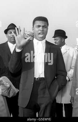 Le boxeur Cassius Clay arrive à l'aéroport d'Heathrow pour se préparer à son combat avec le poids lourd britannique Henry Cooper à Wembley, annonçant qu'il arrêtera Cooper au cinquième tour. Banque D'Images