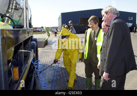 Le ministre de l'Agriculture, Elliot Morley (R), observe qu'un réservoir de lait passe par un lavage à haute pression avant d'être désinfecté au centre de distribution de lait Zenith près de Thirsk, dans le North Yorkshire, dans le cadre des précautions à prendre pour la fièvre aphteuse du North Yorkshire.* environ 900 miles carrés de terres agricoles ont été inclus dans une zone de biosécurité située autour de la vallée de York avec une zone tampon supplémentaire créée autour de cela, dans les craintes que la fièvre aphteuse pourrait se propager à des zones de reproduction de porcs très peuplées dans le Yorkshire de l'est et le Lincolnshire. Banque D'Images