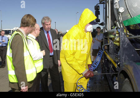 Le ministre de l'Agriculture, Elliot Morley (C), observe la désinfection d'un réservoir de lait au centre de distribution de lait Zenith près de Thirsk, dans le North Yorkshire, dans le cadre des précautions à prendre pour la fièvre aphteuse du North Yorkshire. * environ 900 miles carrés de terres agricoles ont été inclus dans une zone de biosécurité située autour de la vallée de York avec une zone tampon supplémentaire créée autour de cela, dans les craintes que la fièvre aphteuse pourrait se propager à des zones de reproduction de porcs très peuplées dans le Yorkshire de l'est et le Lincolnshire. Banque D'Images