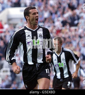 Gary Speed de Newcastle célèbre le but d'ouverture contre 1860 Munich lors de la demi-finale de l'UEFA Intertoto Cup, deuxième match de la jambe au St James' Park, Newcastle. Banque D'Images