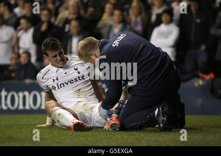 Football - Europa League - Groupe J - Tottenham Hotspur / Lazio - White Hart Lane.La balle de Gareth de Tottenham Hotspur reçoit un traitement pour une blessure Banque D'Images