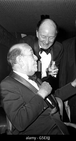 Sir John Gielgud avec Noel Coward (assis). Banque D'Images