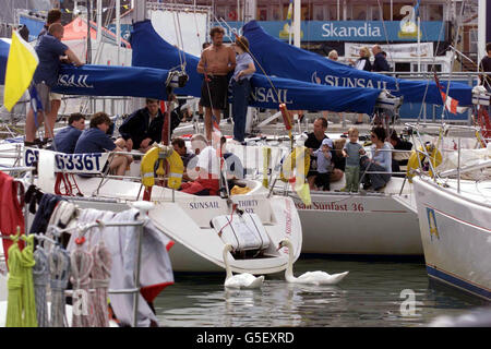 Les marins se détendent dans le paradis des yachts de Cowes, sur l'île de Wight, après une journée sérieuse sur l'eau. C'est le troisième jour de la semaine des Cowes. Disco1 Banque D'Images