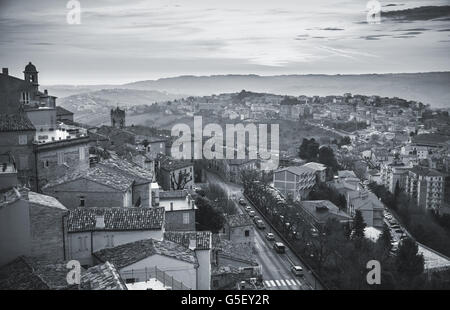 Petite ville italienne panorama. Province de Fermo, Italie. Photo monochrome Banque D'Images