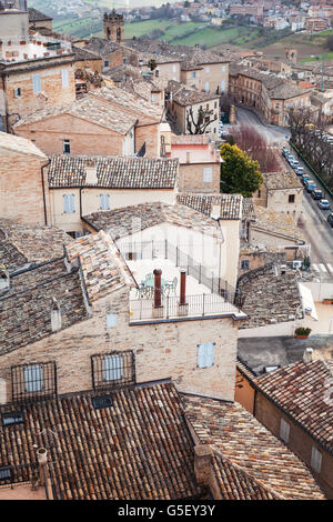 Toits de Fermo, Italie. Maisons anciennes en pierre, salon photo verticale Banque D'Images