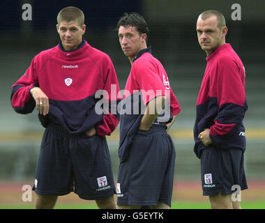 Les joueurs de Liverpool Steven Gerrard, Robbie Fowler, Danny Murphy (de gauche à droite) se réchauffent au stade olympique d'Helsinki avant leur troisième partie de qualification de la Ligue des champions de l'UEFA contre le FC Haka. Banque D'Images