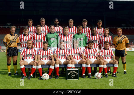 (Rangée arrière l-r) Paul Barnes, Mark Higgins, Noel Blake, Lee Sandford, Ian Cranson et Wayne Biggins. (rang du milieu l-r) Graham pardon, David Kevan, John Butler, Danny Noble, Darren Boughey, Peter Fox, Tony Kelly, Derek Statham et Alan ball (gestionnaire). (Première rangée) Lee Fowler, Paul Ware, Tony Ellis, Ian Scott, Carl Beeston et Cliff Carr Banque D'Images