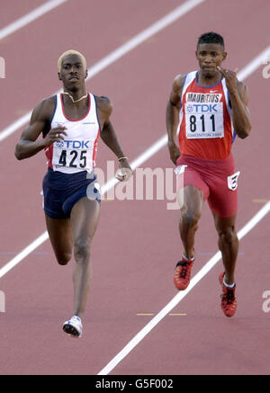 Briton Christian Malcolm (numéro 425) lors de son deuxième tour de la chaleur masculine de 200 m aux Championnats du monde de l'IAAF à Edmonton, Canada. Malcolm s'est qualifié jusqu'au prochain tour. Banque D'Images