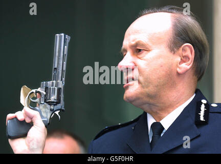 Sir John Stevens, commissaire de police métropolitaine, lors d’un appel photo à Scotland Yard à Londres, pour montrer les armes récupérées par la police, avant qu’elles ne soient détruites en les mettant dans une déchiqueteuse métallique qui les écrase et les écrase en petits morceaux. * la police dit que leurs opérations saisissent en moyenne 600 armes à feu par an, y compris Uzis, fusils de chasse et pistolets. Banque D'Images