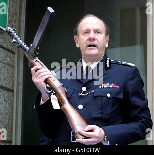 Sir John Stevens, commissaire de police métropolitaine, lors d’un appel photo à Scotland Yard à Londres, pour montrer les armes récupérées par la police, avant qu’elles ne soient détruites en les mettant dans une déchiqueteuse métallique qui les écrase et les écrase en petits morceaux. * la police dit que leurs opérations saisissent en moyenne 600 armes à feu par an, y compris Uzis, fusils de chasse et pistolets. Banque D'Images