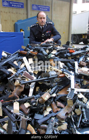 Sir John Stevens, commissaire de police métropolitaine, lors d’un appel photo à Scotland Yard à Londres, pour montrer les armes récupérées par la police, avant qu’elles ne soient détruites en les mettant dans une déchiqueteuse métallique qui les écrase et les écrase en petits morceaux. * la police dit que leurs opérations saisissent en moyenne 600 armes à feu par an, y compris Uzis, fusils de chasse et pistolets. Banque D'Images