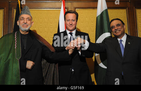 Le Premier ministre David Cameron se joint au président pakistanais Asif Ali Zardari (à droite) et au président afghan Hamid Karzaï à New York pour une réunion trilatérale avant de prendre la parole devant l’Assemblée générale de l’ONU. Banque D'Images