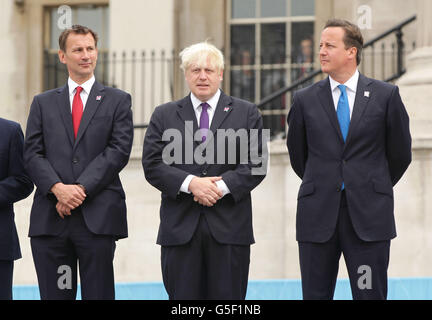 (De gauche à droite) le secrétaire d'État à la Culture, aux Jeux Olympiques, aux médias et au Sport Jeremy Hunt, le maire de Londres Boris Johnson et le Premier ministre David Cameron pendant l'éclairage du relais de la flamme paralympique Cauldron à Trafalgar Square, au centre de Londres. Banque D'Images