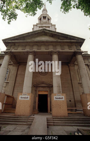 L'église Saint-Léonard de Shoreditch, Londres, le jour où le patrimoine anglais a publié le Registre des bâtiments à risque de 2001, qui énumère les bâtiments les plus historiques des nations qui sont menacés par la négligence et la carie. Le registre London Buildings at Risk a été lancé il y a 10 ans et sur les 1,000 bâtiments de la première édition du registre, quelque 85% ont été sauvés de la ruine et ramenés à la vie économique et sociale. Banque D'Images