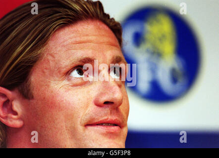 Emmanuel petit, ancien milieu de terrain de Barcelone et d'Arsenal, pose pour les photographes à la suite d'une conférence de presse à Stamford Bridge, Chelsea. Petit a achevé le transfert de 7,5millions au club de Londres après la signature d'un contrat de trois ans. Banque D'Images