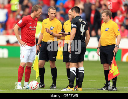 Football - npower football League Championship - Nottingham Forest v Charlton Athletic - City Ground.Danny Collins, capitaine de la forêt de Nottingham (l) avec Johnnie Jackson, capitaine de Charlton Athletic, arbitre Graham Salisbury (c) Banque D'Images