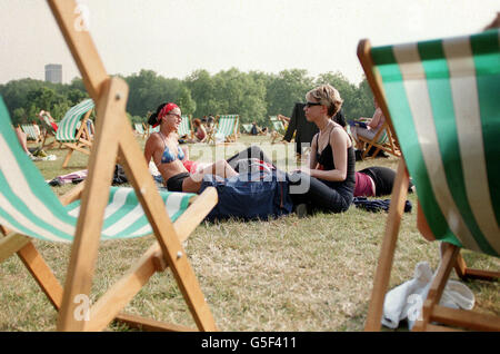 Profiter du beau temps continu Lianne Brown (à gauche) de Dunfermline et Karen Martin d'Édimbourg, chanteurs et danseurs, dans le centre de Green Park à Londres. Banque D'Images